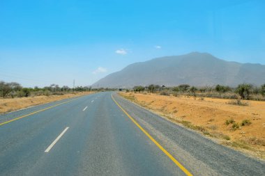 Mavi gökyüzüne karşı boş bir otoyol, Arusha, Tanzanya