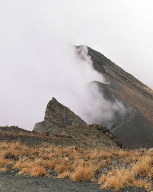 Gökyüzüne karşı manzaralı dağ manzaraları, Meru Dağı, Arusha Ulusal Parkı, Tanzanya