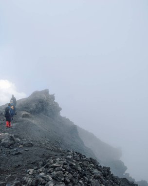 Gökyüzüne karşı manzaralı dağ manzaraları, Meru Dağı, Arusha Ulusal Parkı, Tanzanya