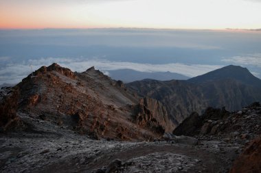 Mount Meru, Arusha National Park, Tanzanya 'da bulutların üzerinde gündoğumu