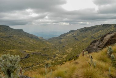 Gökyüzüne karşı panoramik dağ manzaraları, Kenya Dağı Ulusal Parkı, Kenya