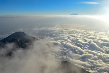 Mount Meru, Arusha National Park, Tanzanya 'da bulutların üzerinde gündoğumu