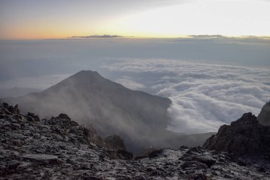 Mount Meru, Arusha National Park, Tanzanya 'da bulutların üzerinde gündoğumu