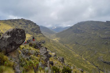 Mount Kenya 'da bulutlu bir gökyüzüne karşı dağ manzaraları