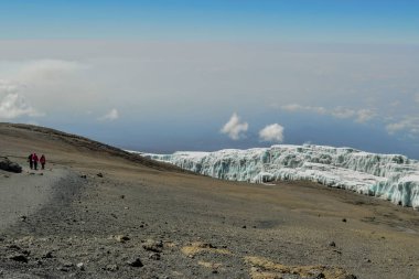 Tanzanya 'nın Kilimanjaro Dağı' ndaki bulutların üzerindeki manzara manzaraları