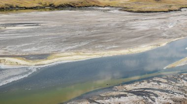 Magadi Gölü kıyılarında renkli yosun, Rift Vadisi, Kenya