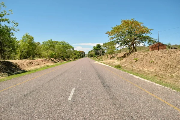 坦桑尼亚一条空旷的公路 — 图库照片