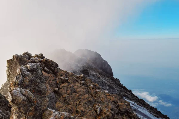 Mount Meru, Arusha National Park, Tanzanya 'da bulutların üzerinde