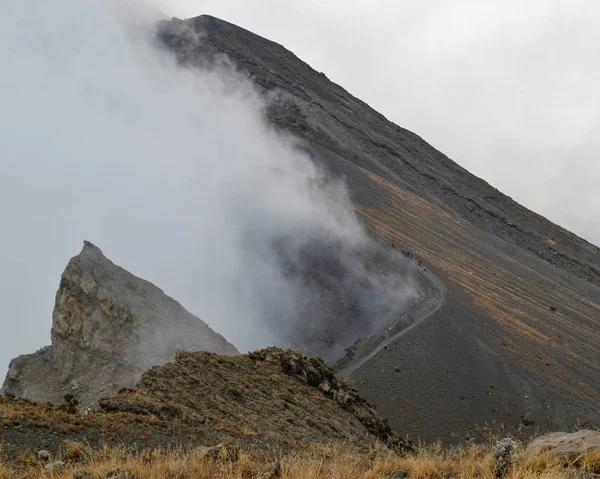Mount Meru, Arusha National Park, Tanzanya 'da bulutların üzerinde