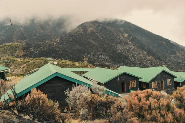 Dağlardaki kulübeler, Meru Dağı 'ndaki Saddle Hut, Arusha Ulusal Parkı, Tanzanya