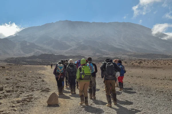 Kilimanjaro Dağı, Tanzanya 'nın panoramik dağ manzaralarında bir grup yürüyüşçü 
