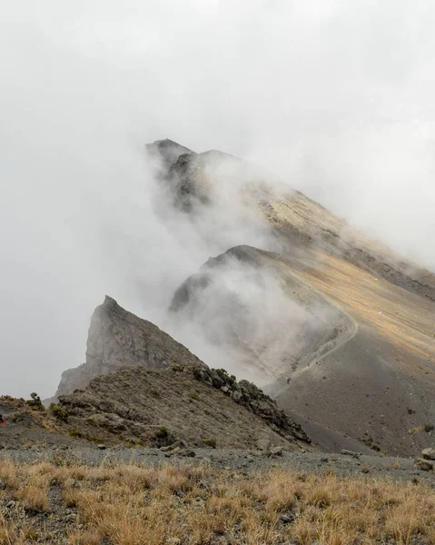 Sommet Mont Meru Pic Socialiste Partiellement Couvert Nuages Parc National — Photo