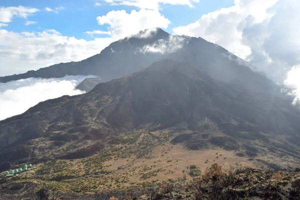 Mount Meru ve eyer kulübe Little Meru, Arusha Ulusal Parkı, Tanzanya zirvesinden görüldü