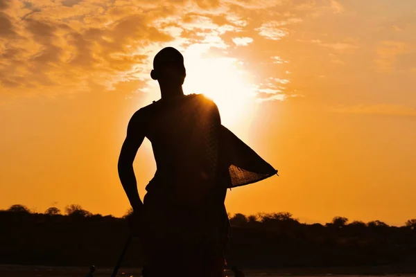Uma Silhueta Homem Contra Pôr Sol Dourado Lago Magadi — Fotografia de Stock