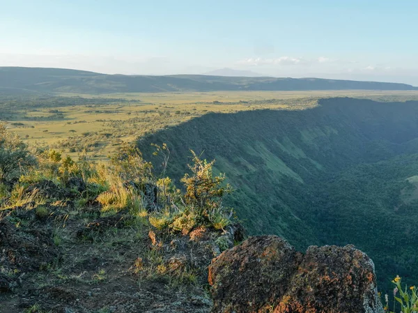 Suswa Dağı volkanik krateri boyunca yürüyüş, Kenya