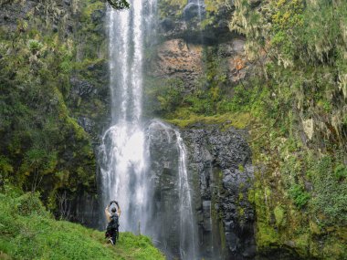 Bir sırt çantasının Kenya Dağı 'ndaki şelaleye, Nithi Şelalesi' nin Chogoria Yolu 'ndaki şelaleye bakan dikiz aynası.