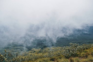 Kenya kırsalında panormik dağ manzaraları gökyüzüne karşı