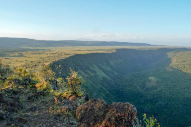 Suswa Dağı volkanik krateri boyunca yürüyüş, Kenya