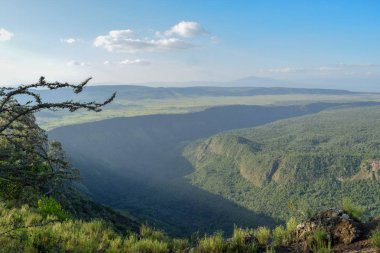 Gökyüzüne karşı manzaralı volkanik krater, Suswa Dağı, Kenya