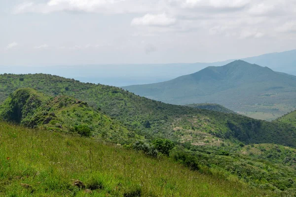 Bir dağ geçmişine karşı Savannah otlak, oloroka Sıradağları 'nda Mount OLE sekut, Kenya