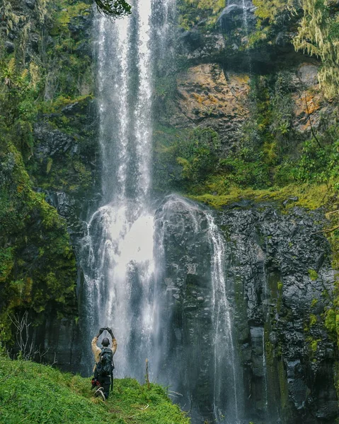 Bir sırt çantasının Kenya Dağı 'ndaki şelaleye, Nithi Şelalesi' nin Chogoria Yolu 'ndaki şelaleye bakan dikiz aynası.