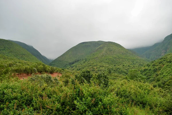 霧の背景に対する山 キクユ語断崖のキジャベ丘陵 リフトバレー ケニア — ストック写真
