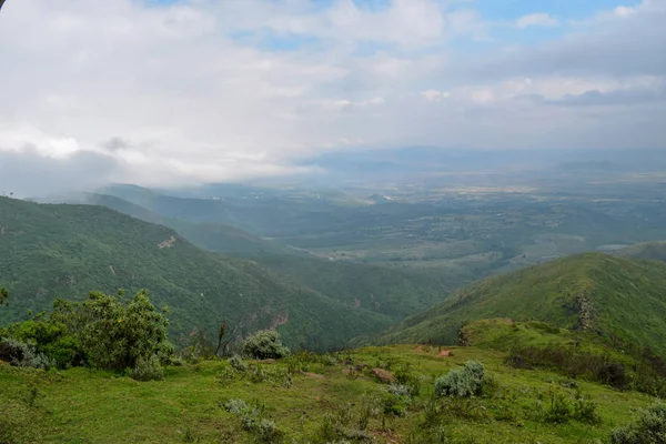 Kikuyu Escarpment, Kijabe, Kenya 'daki Kijabe tepeleri 'nde yürüyüş