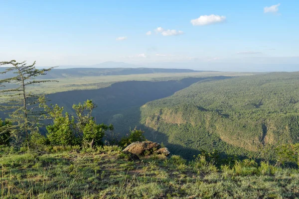 Suswa Dağı volkanik krateri boyunca yürüyüş, Kenya