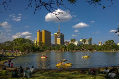 Haziran 2014 - Nairobi Kenya. Nairobi şehir merkezindeki Uhuru Parkı 'nda dinlenen insanlar