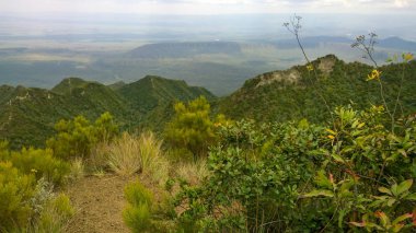 Gökyüzüne karşı manzaralı dağ manzaraları, Longonot Dağı, Kenya
