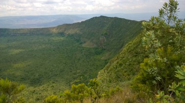 Gökyüzüne karşı manzaralı volkanik krater, Longonot Dağı, Kenya