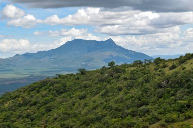 Gökyüzüne karşı bir dağın manzarası, Kenya, Namanga 'daki Ol Doinyo Orok Dağı' ndan görülen Longido Dağı.