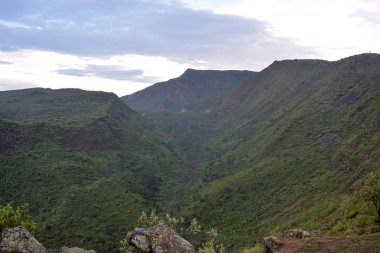 Kenya 'daki Suswa Dağı' nın arka planında manzaralı volkanik krater.