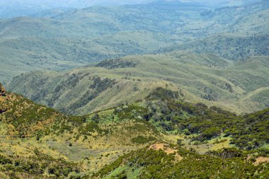 Kenya kırsalında gökyüzüne karşı manzaralı dağ manzaraları, Aberdare Dağları