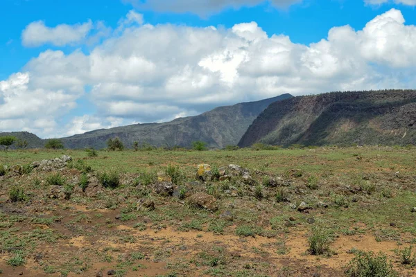 ケニアのスサワ山を背景にした火山噴火口 — ストック写真