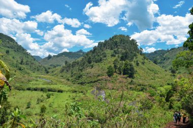 Kenya kırsalındaki manzaralı panoramik dağ manzaralarında yürüyüş yapan Aberdare Sıradağları