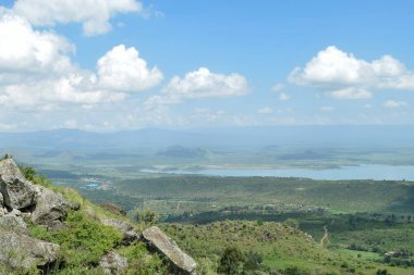 Kenya kırsalındaki manzaralı panoramik dağ manzaralarında yürüyüş yapan Aberdare Sıradağları