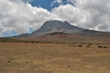 Gökyüzüne karşı manzaralı dağ manzaraları, Kilimanjaro Dağı, Tanzanya