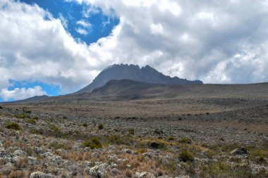Gökyüzüne karşı manzaralı dağ manzaraları, Kilimanjaro Dağı, Tanzanya