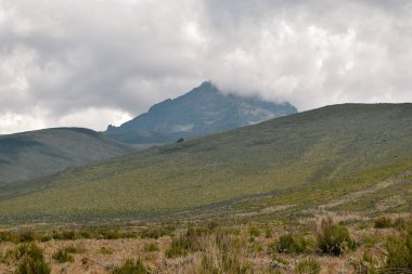 Gökyüzüne karşı manzaralı dağ manzaraları, Kilimanjaro Dağı, Tanzanya