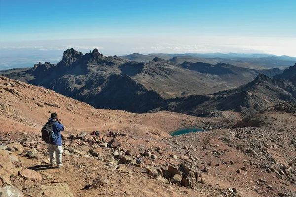 Grupo Excursionistas Los Pintorescos Paisajes Montañosos Del Monte Kenya — Foto de Stock