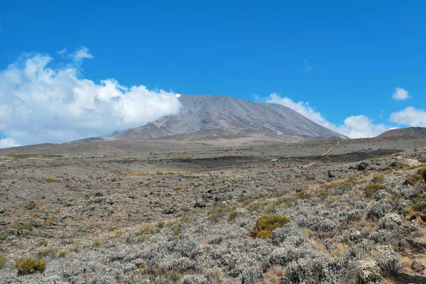 Gökyüzüne karşı manzaralı dağ manzaraları, Kilimanjaro Dağı, Tanzanya