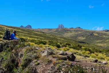 Kenya Dağı 'nın manzaralı dağ manzaralarında bir grup yürüyüşçü