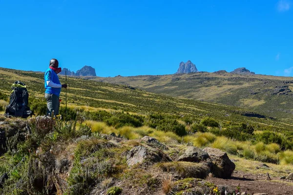 Grupo Excursionistas Los Pintorescos Paisajes Montañosos Del Monte Kenya — Foto de Stock