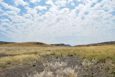 Kenya Magadi Gölü 'nde gökyüzüne karşı kurak manzaralar