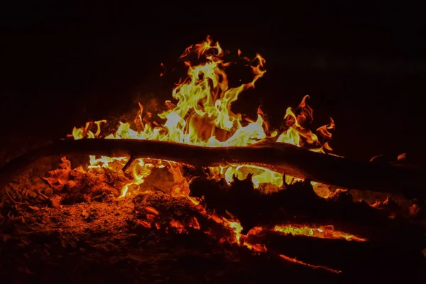 肯尼亚Magadi湖沿岸的篝火 — 图库照片