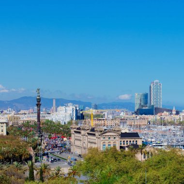 Barselona şehir manzarası Columbus avenue ve Port Vell marina üzerinde hava Panorama görünümünü