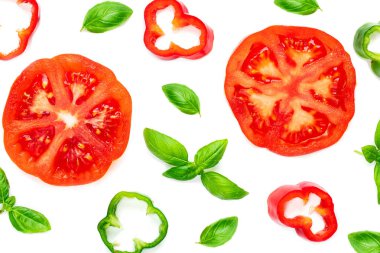 Taze fesleğen yaprakları ve yeşil biber domates ve baharat ile yaratıcı yiyecekler desen