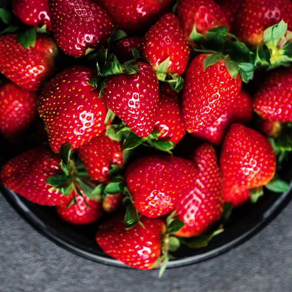 Sammlung Roter Reifer Ganzer Erdbeeren Auf Dem Teller — Stockfoto