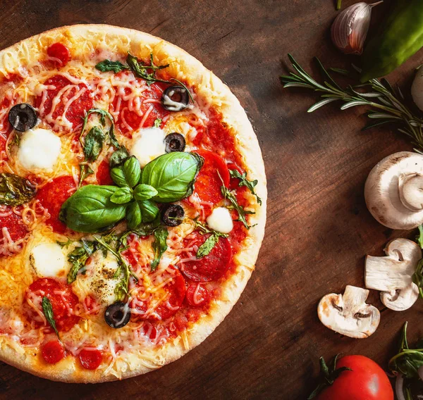 Pizza Calda Con Verdure Ingredienti Freschi Sul Tavolo Legno Rustico — Foto Stock